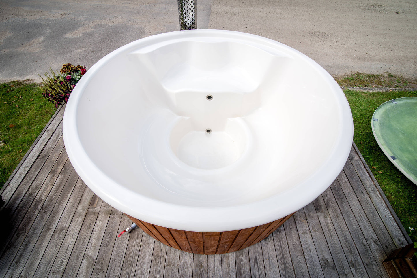 1.8m Luxury Fibreglass Hot Tub with integrated heater